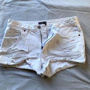 Like new white denim shorts, size 28/6